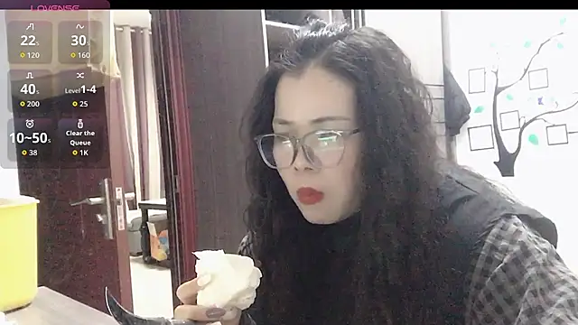 Snapshot of Huahua3187 chatting on 11/26/25, 10:38 Huahua3187 online show from 11/26/25, 10:38