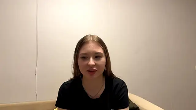 Snapshot of DivaRay chatting on 11/23/25, 10:15 DivaRay online show from 11/23/25, 10:15