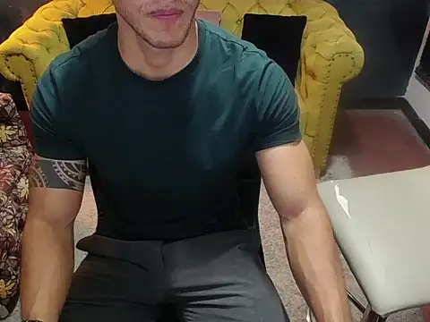 Snapshot of tayler_luke chatting on 12/21/25, 01:13 tayler luke online show from 12/21/25, 01:13