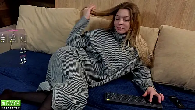 Snapshot of EmilieLong chatting on 01/15/26, 02:21 EmilieLong online show from 01/15/26, 02:21