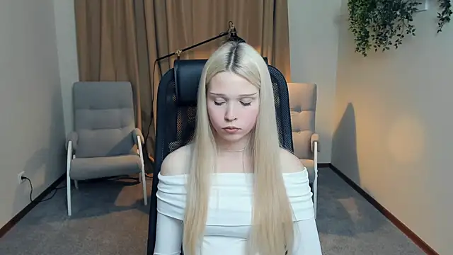 Snapshot of CherrylHolme chatting on 11/22/25, 03:44 CherrylHolme online show from 11/22/25, 03:44