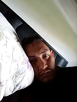 Snapshot of Minnie2013Mickey chatting on 12/19/25, 07:10 Minnie2013Mickey online show from 12/19/25, 07:10