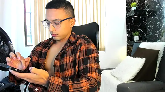 Snapshot of thomas_scot1 chatting on 11/21/25, 01:21 thomas scot1 online show from 11/21/25, 01:21