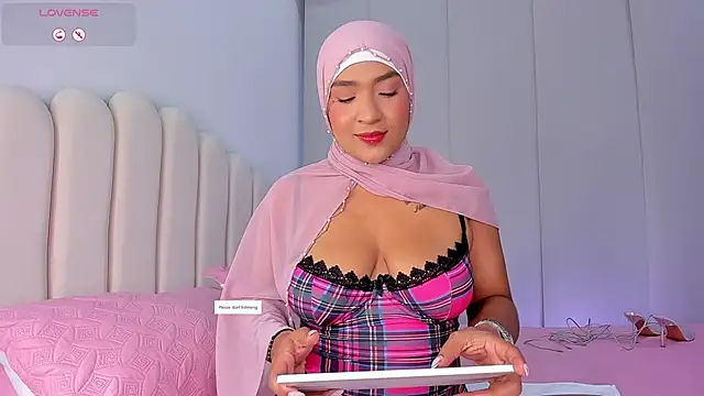 Snapshot of Amira-Zahra chatting on 06/17/26, 10:54 Amira-Zahra online show from 06/17/26, 10:54