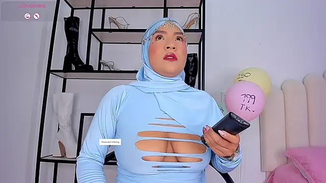 Snapshot of Amira-Zahra chatting on 06/30/26, 10:33 Amira-Zahra online show from 06/30/26, 10:33