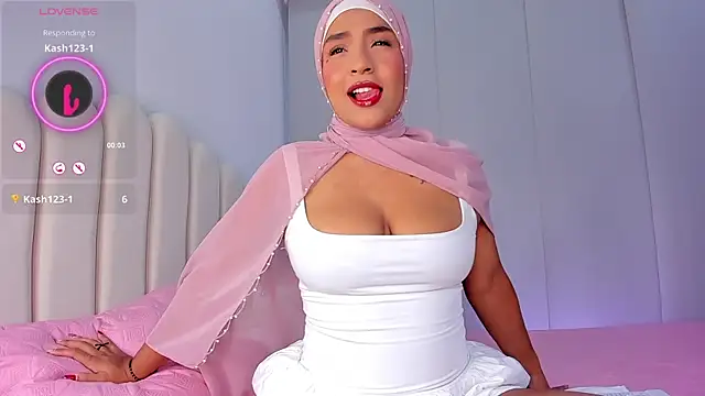 Snapshot of Amira-Zahra chatting on 07/13/26, 10:12 Amira-Zahra online show from 07/13/26, 10:12