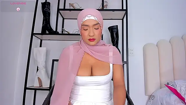 Snapshot of Amira-Zahra chatting on 07/28/26, 10:20 Amira-Zahra online show from 07/28/26, 10:20