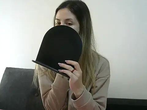 Snapshot of Erii18 chatting on 12/01/25, 12:10 Erii18 online show from 12/01/25, 12:10