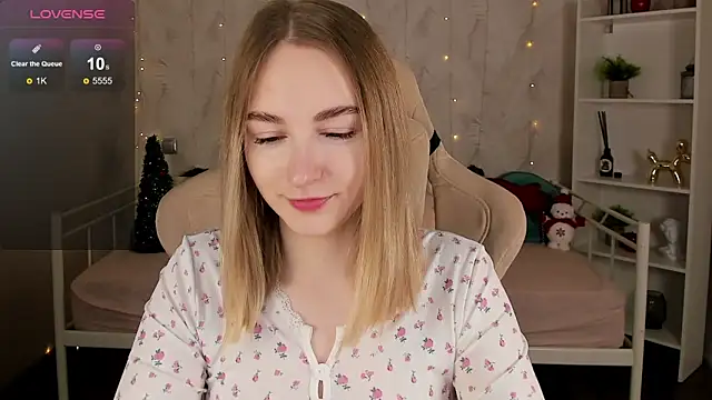 Snapshot of Shy_Polly chatting on 12/16/25, 12:15 Shy Polly online show from 12/16/25, 12:15