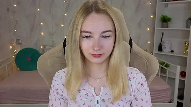 Snapshot of Shy_Polly chatting on 07/17/26, 12:06 Shy Polly online show from 07/17/26, 12:06