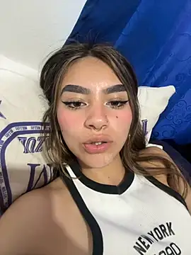 Snapshot of Yunaraa chatting on 11/27/25, 08:11 Yunaraa online show from 11/27/25, 08:11