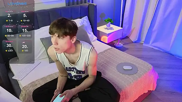 Snapshot of cuMte_boy chatting on 11/24/25, 03:39 cuMte boy online show from 11/24/25, 03:39