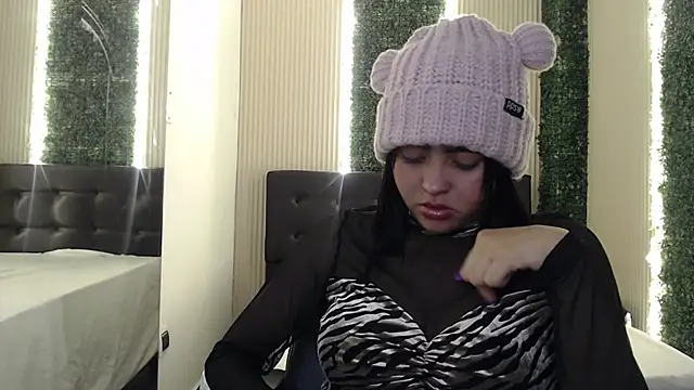 mia violet8 online show from 11/27/25, 12:24