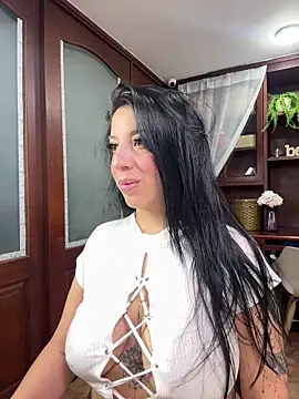 Snapshot of VictoriaHenao chatting on 05/05/26, 09:23 VictoriaHenao online show from 05/05/26, 09:23
