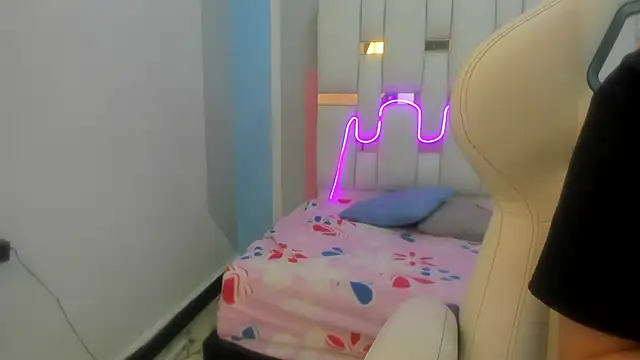 mask red girl online show from 02/10/26, 12:42