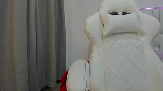 mask red girl online show from 03/04/26, 12:55