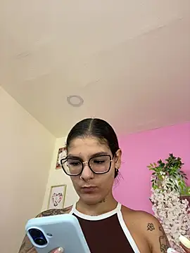 Snapshot of LauraRaider chatting on 07/16/26, 02:17 LauraRaider online show from 07/16/26, 02:17