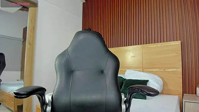 Snapshot of zully28_ chatting on 11/27/25, 12:07 zully28 online show from 11/27/25, 12:07