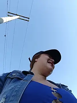 Snapshot of Shofy22 chatting on 11/25/25, 12:38 Shofy22 online show from 11/25/25, 12:38