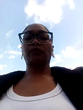 Snapshot of MaayaFonseca chatting on 12/20/25, 10:06 MaayaFonseca online show from 12/20/25, 10:06