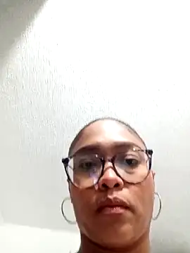 Snapshot of MaayaFonseca chatting on 12/21/25, 10:28 MaayaFonseca online show from 12/21/25, 10:28