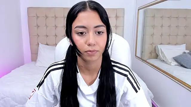 Snapshot of Gemma19_ chatting on 12/17/25, 01:11 Gemma19 online show from 12/17/25, 01:11