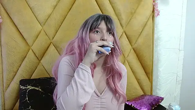 Snapshot of CandySwan chatting on 12/18/25, 03:45 CandySwan online show from 12/18/25, 03:45