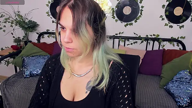 Snapshot of LiraBelle chatting on 11/24/25, 03:28 LiraBelle online show from 11/24/25, 03:28