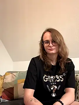 Snapshot of norafack33 chatting on 12/14/25, 04:45 norafack33 online show from 12/14/25, 04:45