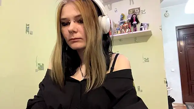 Snapshot of TraceeSchutt chatting on 12/17/25, 08:15 TraceeSchutt online show from 12/17/25, 08:15