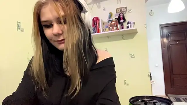 Snapshot of TraceeSchutt chatting on 12/18/25, 01:06 TraceeSchutt online show from 12/18/25, 01:06