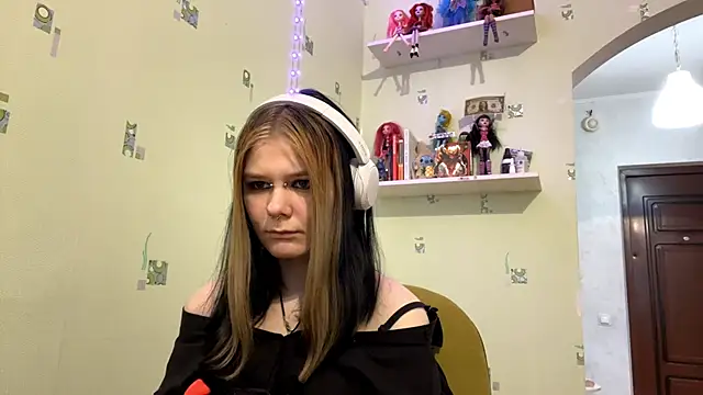 Snapshot of TraceeSchutt chatting on 12/21/25, 01:18 TraceeSchutt online show from 12/21/25, 01:18