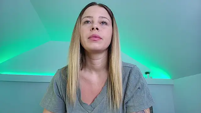 Snapshot of KateAllyaa chatting on 12/14/25, 02:50 KateAllyaa online show from 12/14/25, 02:50