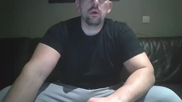 Snapshot of DeeLouLou chatting on 11/30/25, 05:44 DeeLouLou online show from 11/30/25, 05:44