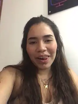 Snapshot of Saraa_lips chatting on 12/16/25, 01:05 Saraa lips online show from 12/16/25, 01:05