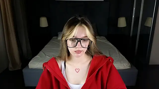 Snapshot of MILLIE_MUR chatting on 12/15/25, 05:55 MILLIE MUR online show from 12/15/25, 05:55