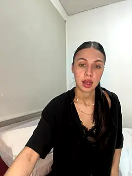 Snapshot of heyitsmia chatting on 11/25/25, 12:43 heyitsmia online show from 11/25/25, 12:43