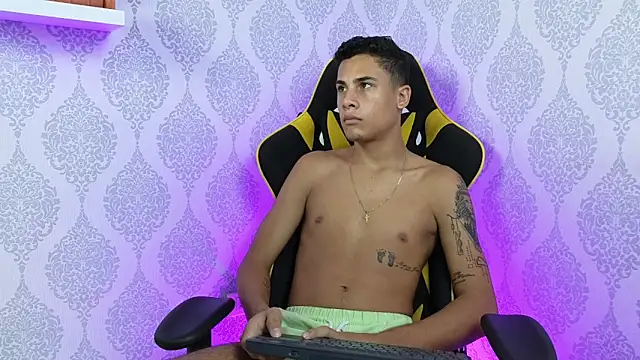 Snapshot of The_big_twink_x chatting on 12/04/25, 07:22 The big twink x online show from 12/04/25, 07:22