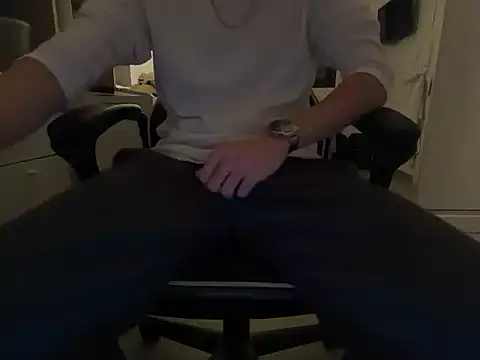 Snapshot of olive_yh chatting on 12/18/25, 03:07 olive yh online show from 12/18/25, 03:07