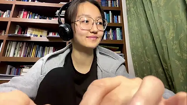 Snapshot of LinaClous chatting on 12/15/25, 01:37 LinaClous online show from 12/15/25, 01:37