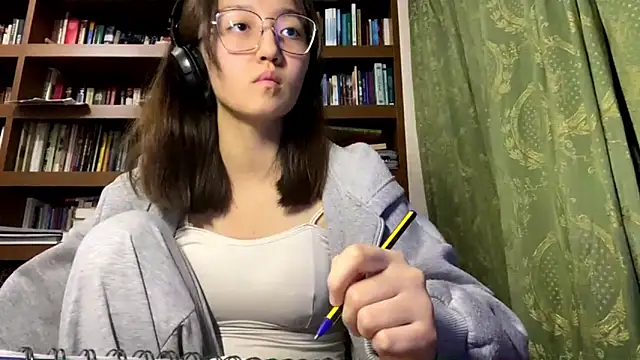 LinaClous online show from 12/16/25, 03:39