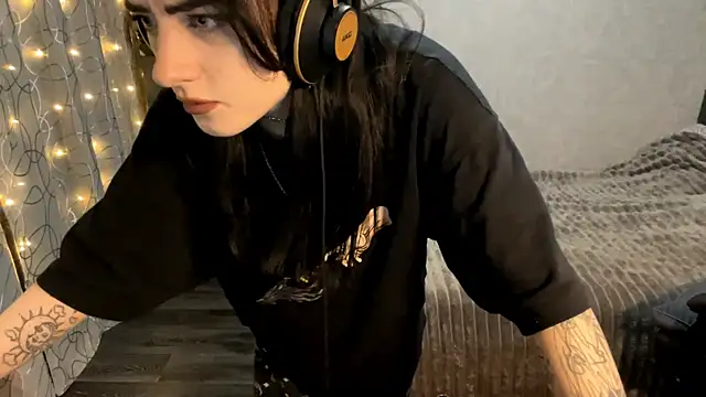 Meowluly online show from 12/17/25, 08:48