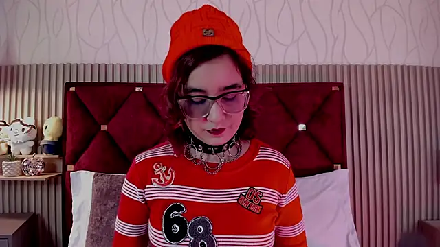 Kiri Velvet online show from 05/18/26, 07:41