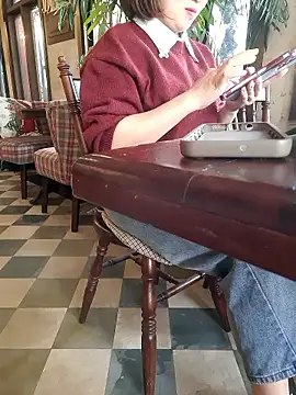 Snapshot of Bea_219 chatting on 12/15/25, 06:06 Bea 219 online show from 12/15/25, 06:06