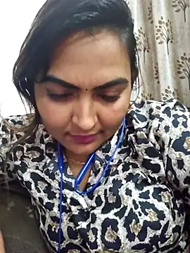 Snapshot of Tamil_Smiley_Queen chatting on 11/26/25, 05:47 Tamil Smiley Queen online show from 11/26/25, 05:47