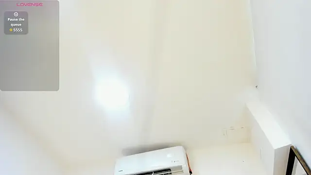 Snapshot of IsisBrown_ chatting on 12/13/25, 09:09 IsisBrown online show from 12/13/25, 09:09