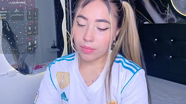 Snapshot of Manuela_Velvet chatting on 11/30/25, 04:27 Manuela Velvet online show from 11/30/25, 04:27