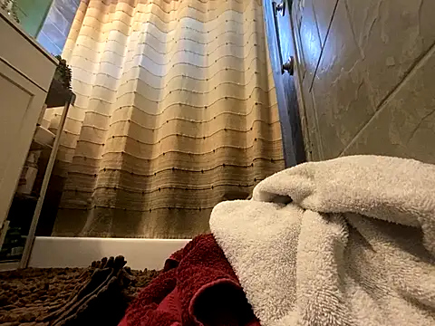 Snapshot of xxxenzo1 chatting on 10/22/25, 12:11 xxxenzo1 online show from 10/22/25, 12:11