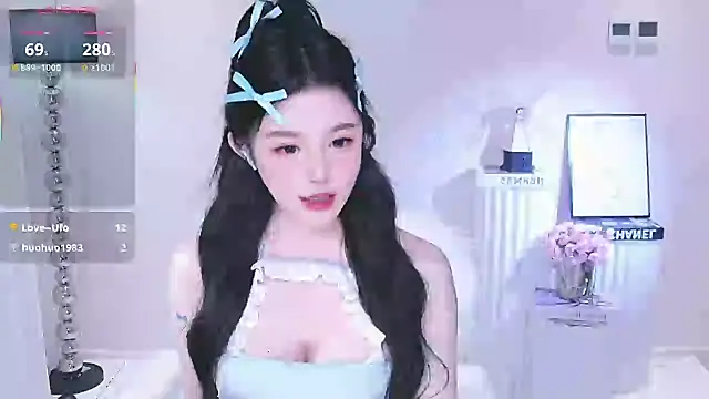 Snapshot of Persephone_2025 chatting on 12/15/25, 02:43 Persephone 2025 online show from 12/15/25, 02:43