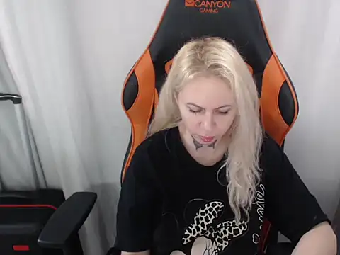 MissButterfly69 online show from 11/29/25, 11:35